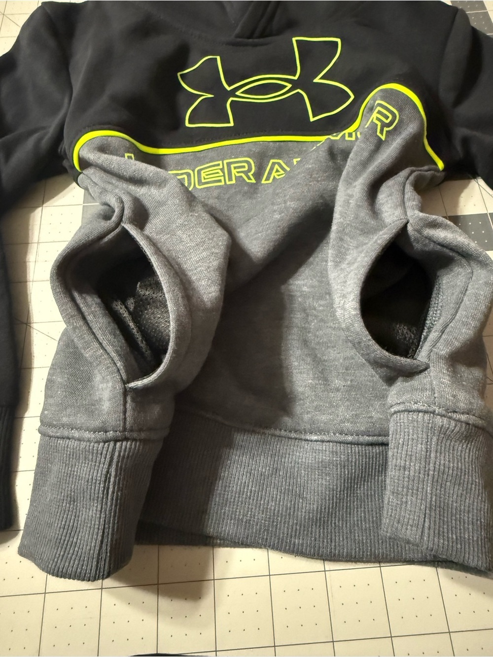 NWT Under Armour Black, Gray & Neon Yellow Boys 4T Hoodie Set 0158 - Picture 9 of 14